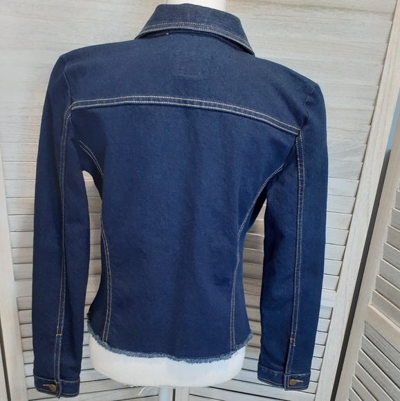 Calvin Klein Jeans Women's Raw Edge Denim Trucker Jacket Dark Wash Size M NEW - Picture 3 of 9